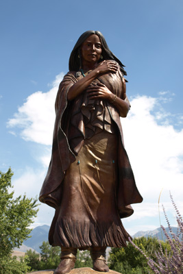 Statue of Sacajawea holding a baby